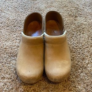 Dansko tan size 38 clogs
